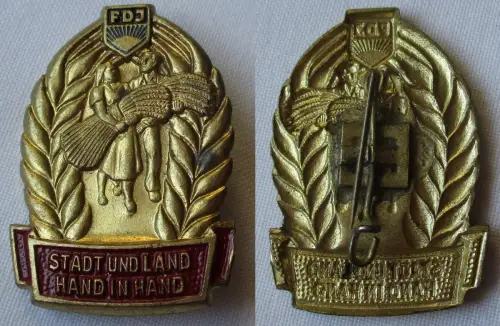 DDR Abzeichen FDJ Erntenadel "Stadt und Land Hand in Hand" um 1954 (161820)