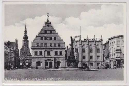 41190 Ak Greifswald - Markt mit Rathaus und Nicolaikirche um 1940