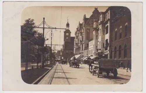 64711 Foto Ak Brandenburg Strassenansicht mit Auto und Pferdefuhrwerken 1918