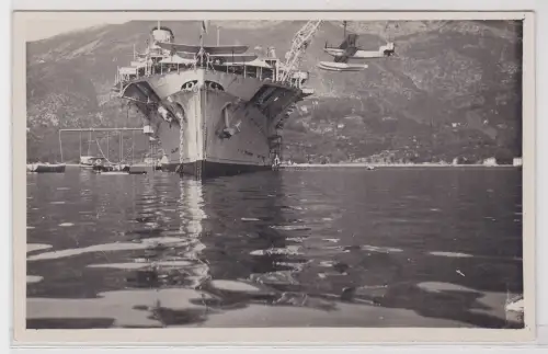 902632 Foto AK englisches Flugzeugmutterschiff mit Wasserflugzeug im Anflug 1929
