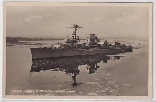 13053 Foto Ak Kreuzer "Leipzig" in den Molen von Swinemünde 1933
