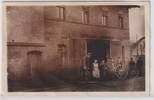 23955 Foto Ak Gnetsch in Anhalt Stellmacherwerkstatt um 1915