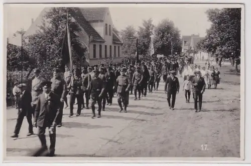 27941 Foto Ak Festumzug Militärverein Görzig oder Köthen um 1920