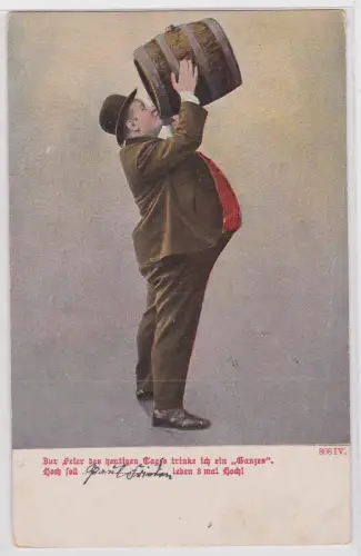 60964 Bier Humor Ak dicker Mann mit Melone leert Bierfass 1906