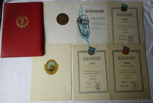 DDR Urkundenkonvolut Für gutes Wissen 1950 + Jahn-Medaille + SV Traktor (158360)