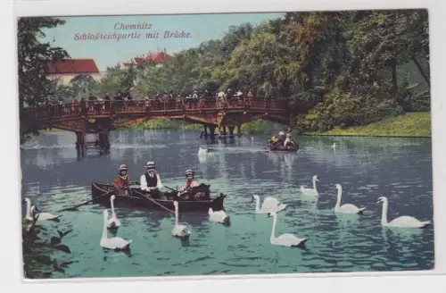 64928 Ak Chemnitz - Schloßteichpartie mit Brücke, Ruderboote und Schwäne 1917