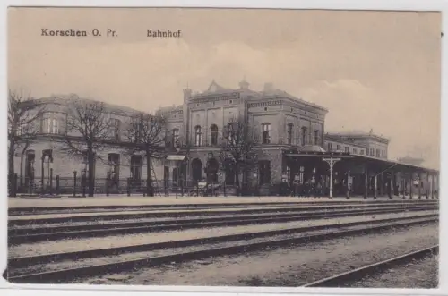 906243 AK Korschen Ostpreussen - Bahnhof mit Soldaten