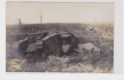 98864 Foto Ak erbeuteter Englischer Tank Panzer im 1.Weltkrieg