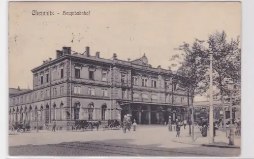 71892 AK Chemnitz - Hauptbahnhof davor Passagiere und Kutschen 1913