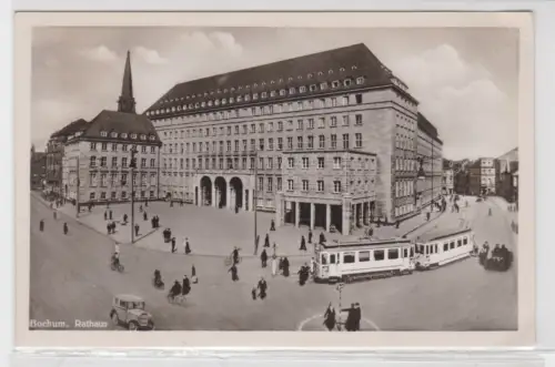 81899 AK Bochum - Rathaus davor Verkehr mit Oldtimer und Straßenbahn 1940