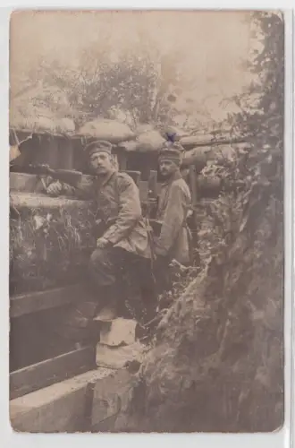 55862 Foto Ak deutscher Soldat Landser im Schützengraben 1.Weltkrieg 1915