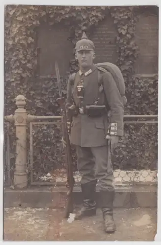 41166 Foto Ak Berlin feldgrauer Soldat in voller Montur 1.Weltkrieg