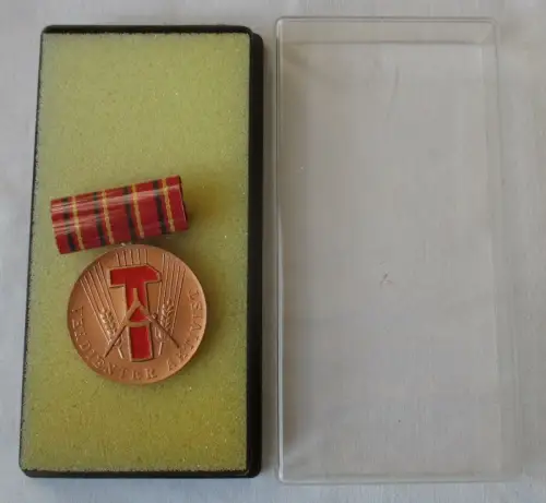 DDR Abzeichen Verdienter Aktivist im Etui Bartel 54 i (109297)