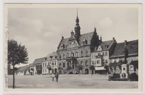67475 Ak Dahlen in Sachsen - Markt mit Geschäften und Denkmal 1938