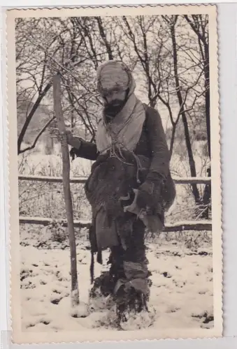 39727 Foto Ak Russland Bauer im Schnee um 1910