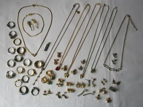 schöne Sammlung mit 44 Stücken Modeschmuck Ringe, Ohrringe Ketten usw. (110597)