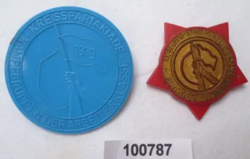 2 x DDR Plaste Abzeichen Kampfgruppenspartakiade 1976 und 1979