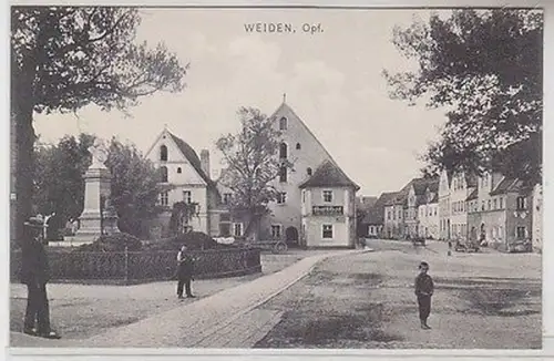 67526 Ak Weiden Oberpfalz Straßenansicht mit Gasthof zum schwarzen Bären um 1910