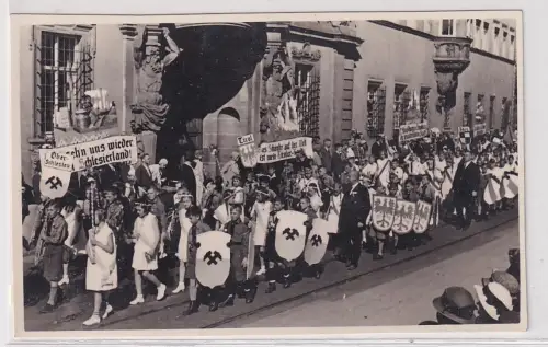 72278 Foto AK Festzug Erfurt - Schüler tragen Wappen Oberschlesien, Tirol, Saar