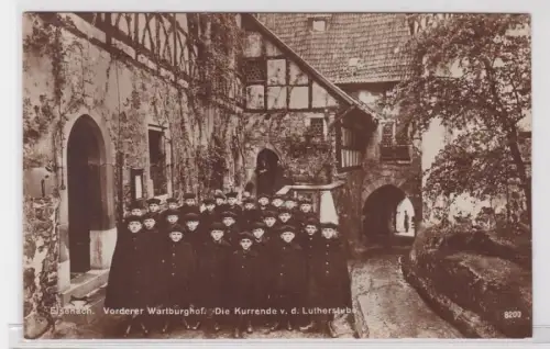 72995 Ak Eisenach vorderer Wartburghof die Kurrende vor der Lutherstube um 1910
