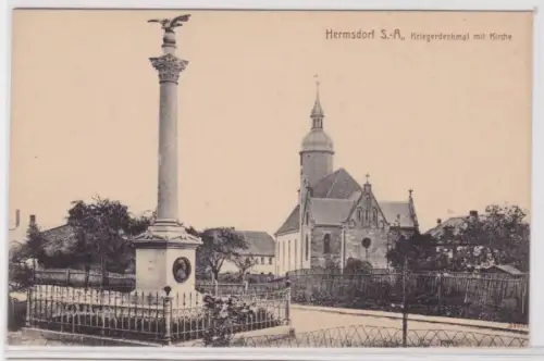 95647 AK Hermsdorf Kriegerdenkmal und Kirche um 1920