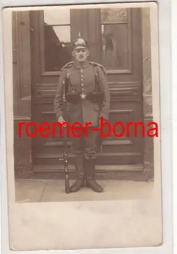 80055 Feldpost Foto Ak Chemnitz Soldat mit Pickelhaube und Karabiner 1914