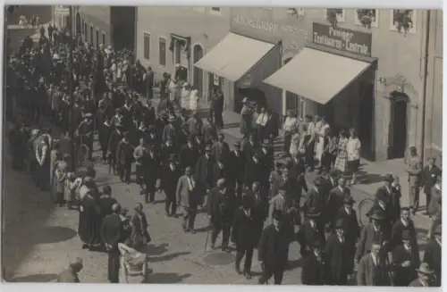 55909 Foto Ak Penig Festumzug vor Textilwarenzentrale um 1920