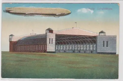 68691 Ak Leipzig Luftschiffhalle mit Zeppelin Darüber um 1910