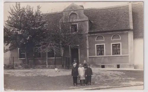 94442 Foto Ak Welsleben Familie vor Wohnhaus um 1920
