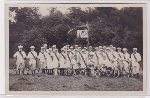 91877 AK Radfahrverein Bernsdorf Sachsen - Mitglieder in Uniform mit Fahne
