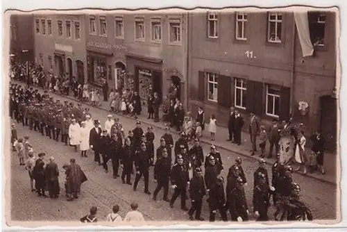 67396 Foto Ak Penig Geschäftsstrasse mit Festumzug um 1920