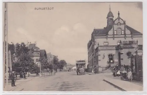57646 Ak Burgstädt Straßenpartie beim Postamt und Kriegerdenkmal 1907