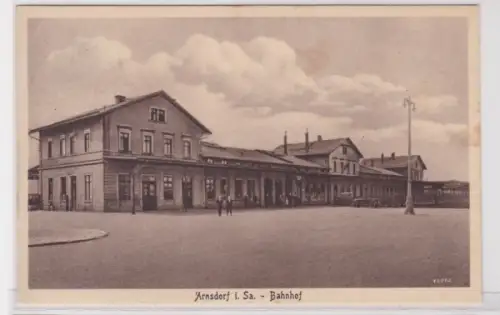 94388 Ak Arnsdorf in Sachsen Bahnhof Vorplatz 1927