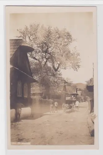 99806 Foto Ak Strassenansicht in den Karpathen 1. Weltkrieg