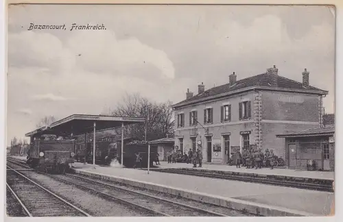 49367 Ak Bazancourt Frankreich Bahnhof mit Soldaten um 1915