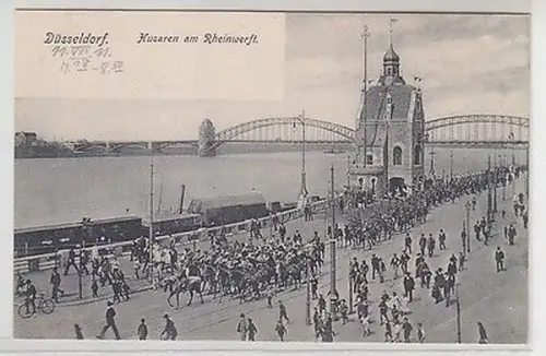 46898 AK Düsseldorf Hussaren am Rheinwerft mit Bahn um 1910