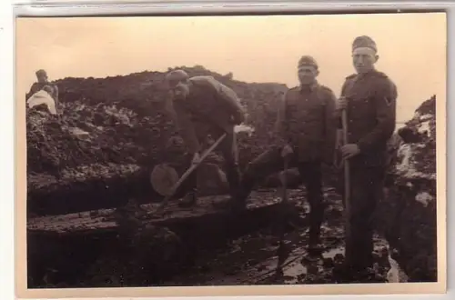 46467 Foto Ak Leski Polen Karpathen Soldaten beim Stellungsbau im 2. Weltkrieg