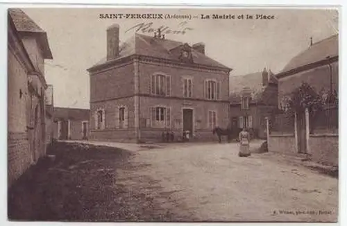 45385 Ak Saint Fergeux La Mairie et la Place 1914