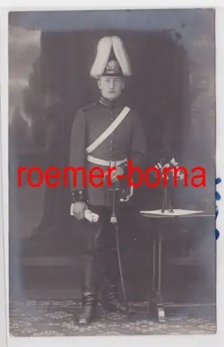 85149 Foto Ak Soldat in Paradeuniform mit Pickelhaube und Säbel um 1915