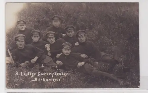 27712 Foto Ak '8 lustige Dünenpiraten' Matrosen Borkum 1920
