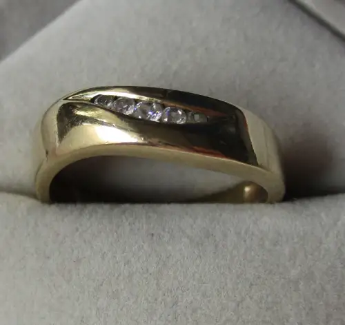 charmanter 333er Gold Ring mit farblosen Schmucksteinen (163957)