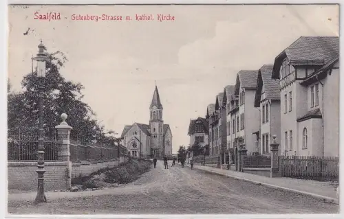 92356 Ak Saalfeld an der Saale Gutenberg Strasse mit katholischer Kirche 1914