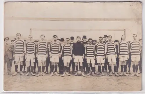 91893 Foto Ak Leipzig Volkmarsdorf ? Fußballmannschaft um 1915