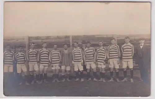 64443 Foto Ak Leipzig Volkmarsdorf ? Fußballmannschaft um 1915