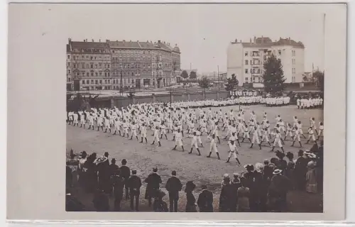 29909 FotoAk Fahnenweihe des Schiller Realgymnasiums in Leipzig 1912 Schauturnen