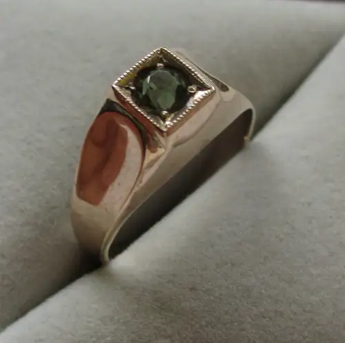 dekorativer 333er Gold Damenring mit grünlichem Stein (117608)