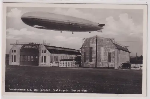 906540 Foto Ak Friedrichshafen Luftschiff Graf Zeppelin über der Werft um 1920
