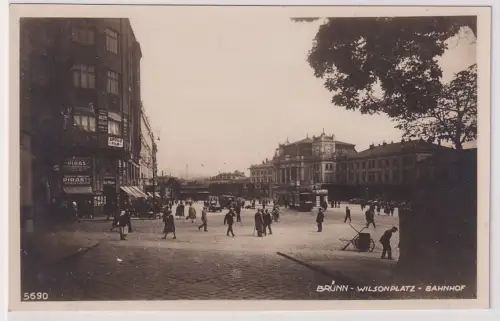 61183 Foto Ak Brünn Wilsonplatz Bahnhof um 1940