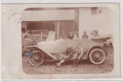 15695 Foto Ak altes Automobil Vorkriegsauto mit Kindern vor alter Scheune 1914