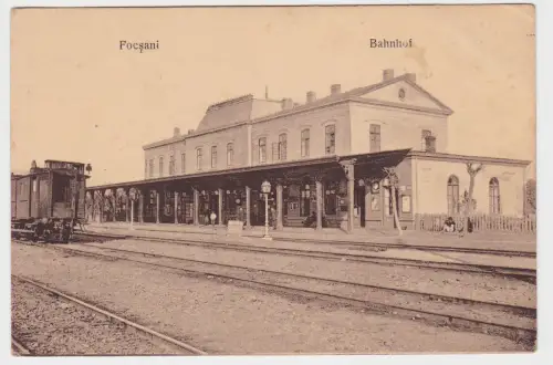 99646 Ak Focșani - Bahnhof, Außenansicht mit Gleisanlage 